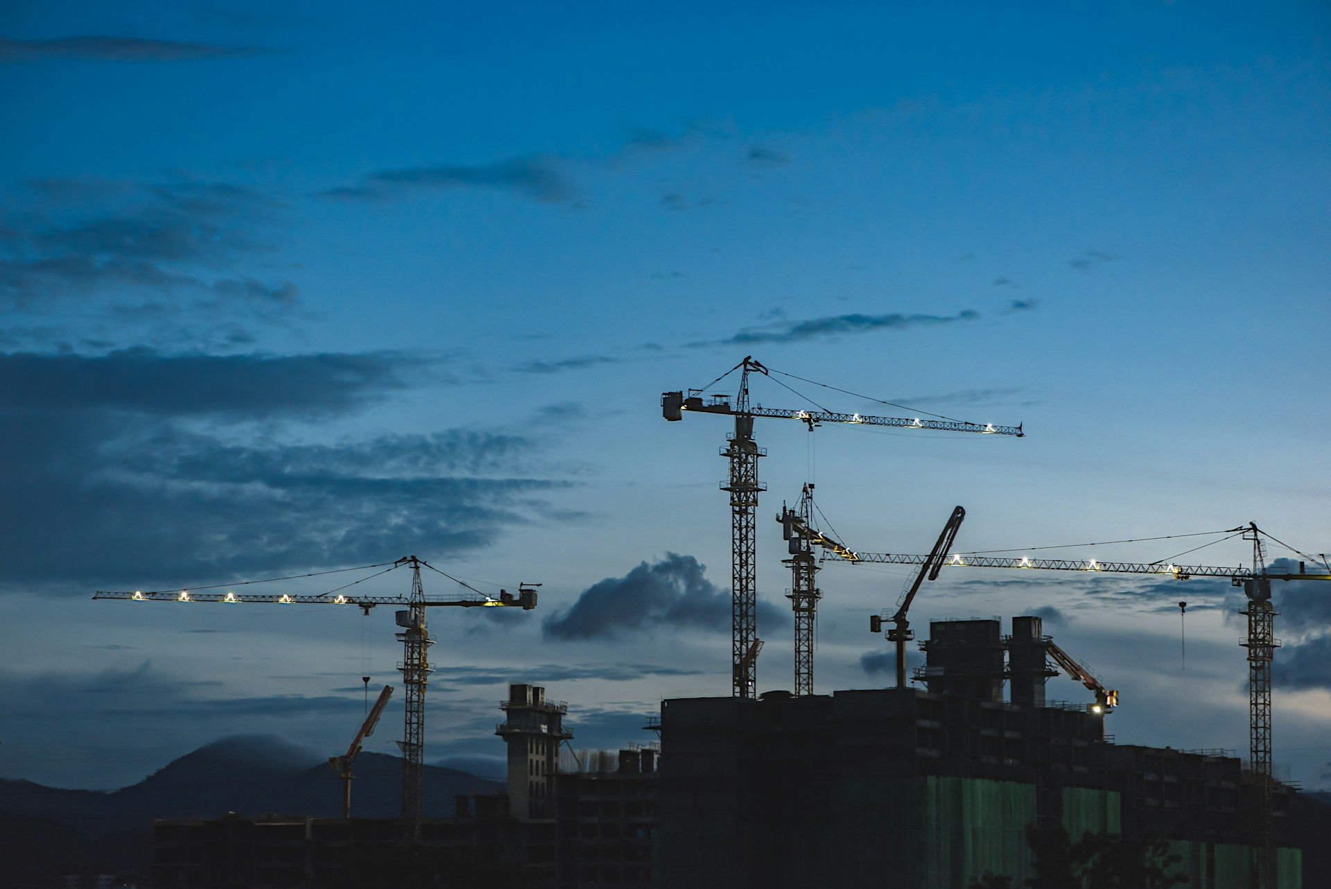 Baukräne in der Abenddämmerung — offene Fragen vor dem Projektstart