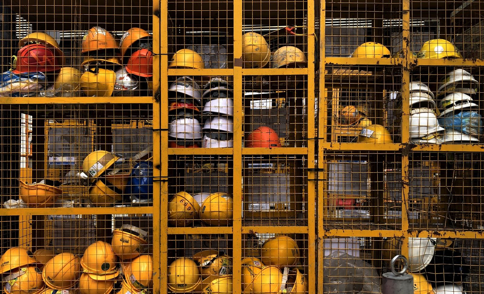 Regal mit Schutzhelmen — Arbeitsschutz und Dokumentation auf der Baustelle