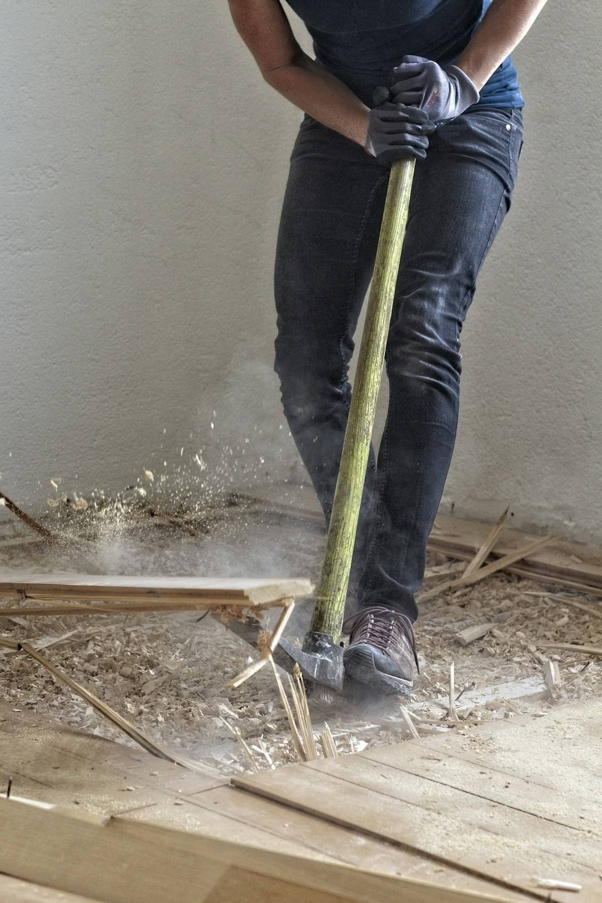 Schadstoffsanierung im abgeschotteten Schwarzbereich mit Schutzausrüstung