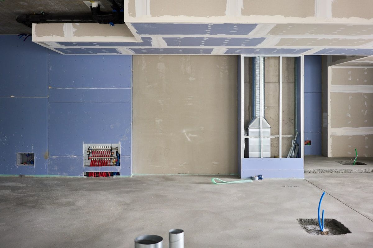Trockenbauwände im Aufbau — Ständerwerk und Beplankung